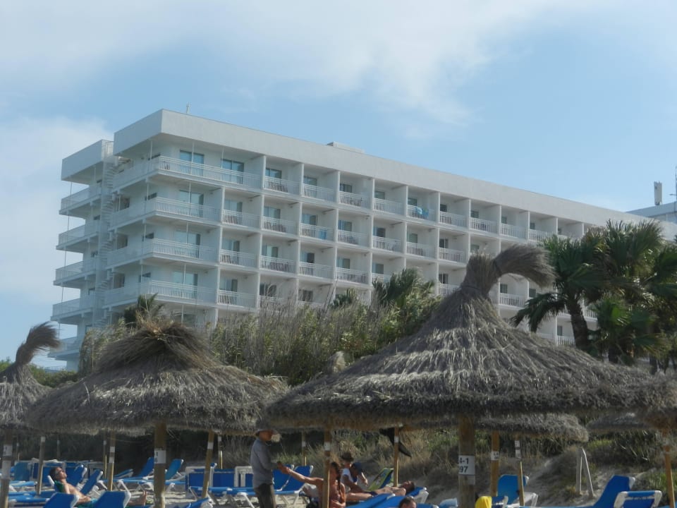Blick vom Strand zum Hotel Playa Esperanza Resort