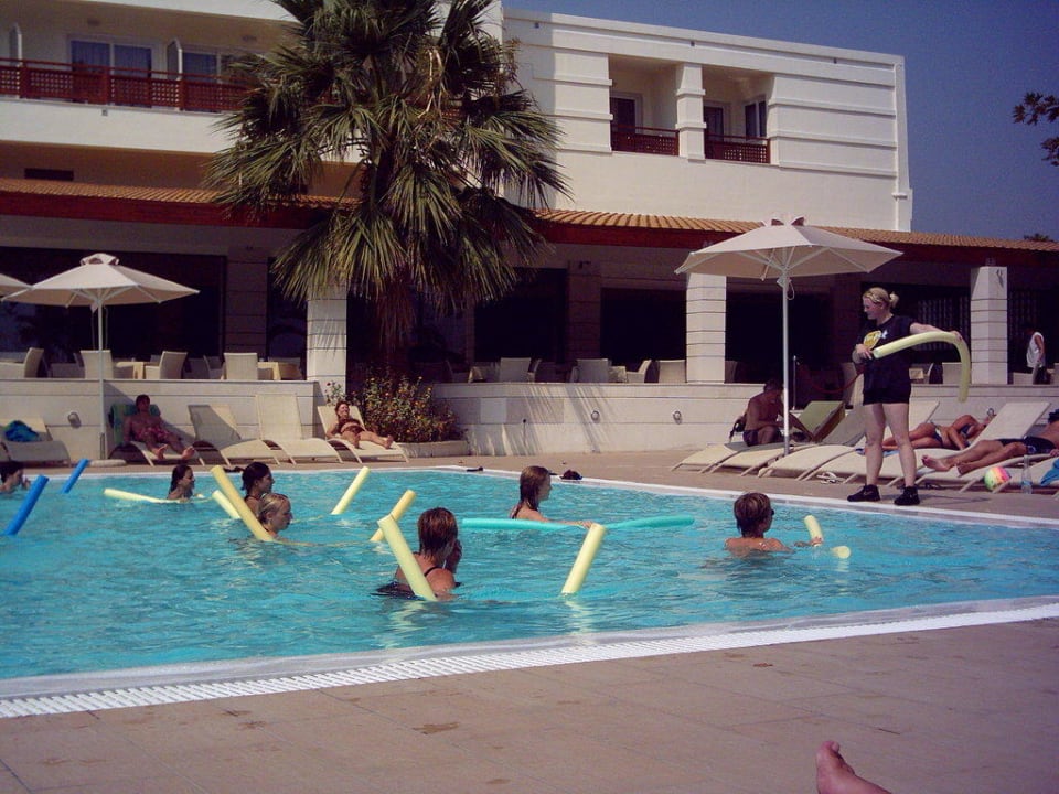 Bei der morgendlichen Gymnastic Olympian Bay Grand Resort
