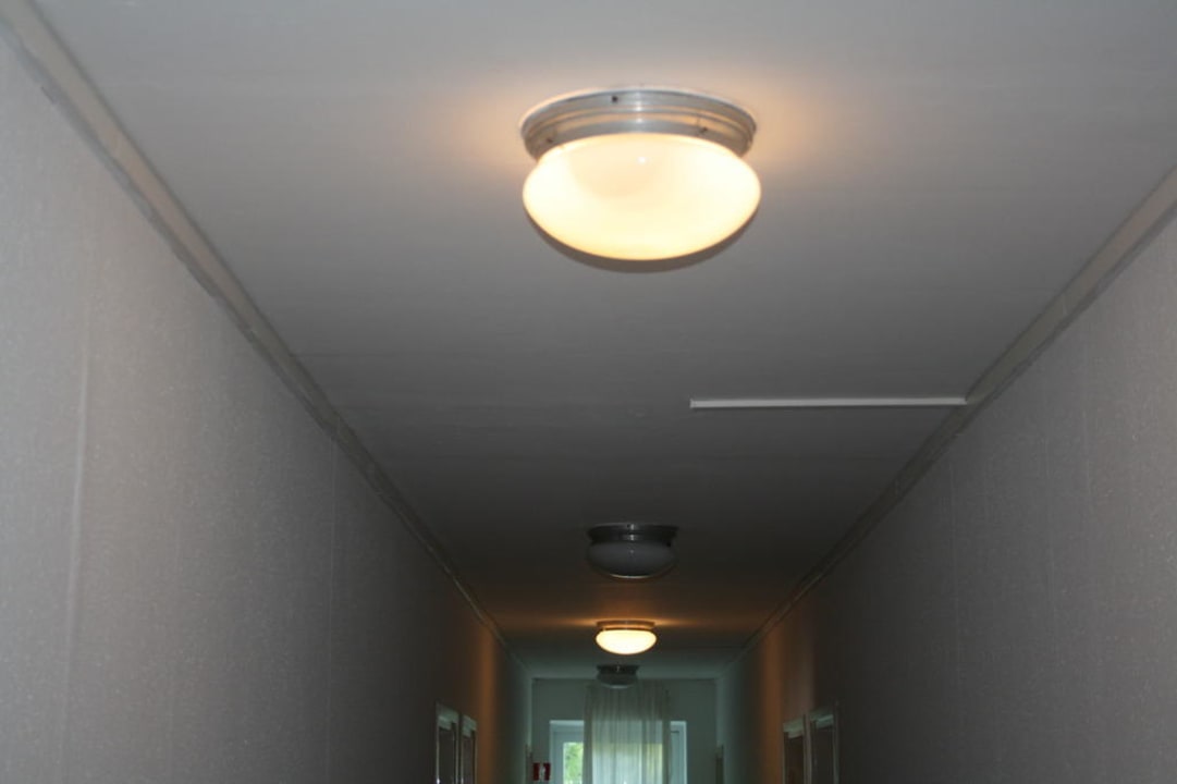 Jede zweite Leuchte im Flur außer Betrieb Rivijera Villen & Dependance Flora & Madera