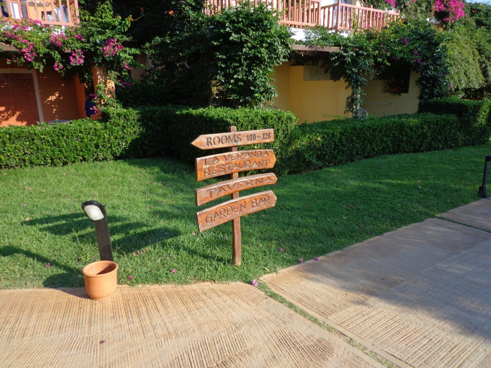 Wege durch Garten Anissa Beach & Village