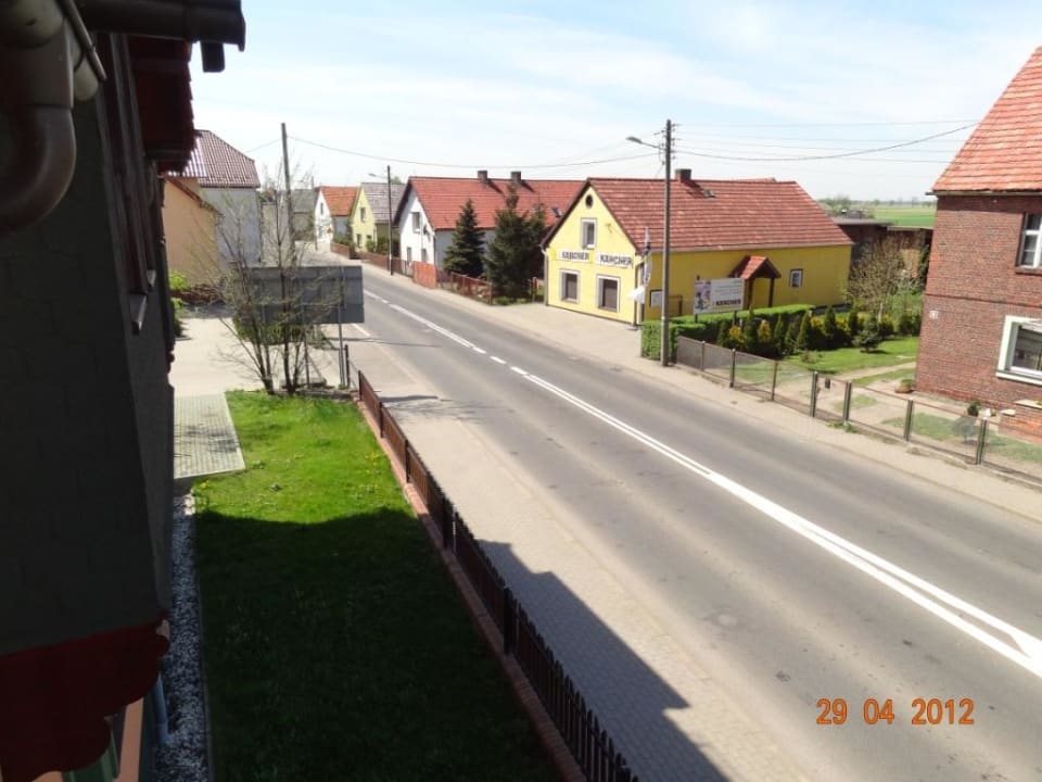 Links ist der Hof und weitere Parkplätze Hotel Ada