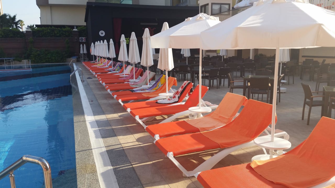 7.15 Uhr MORGENS = belegt Orange Palace Side