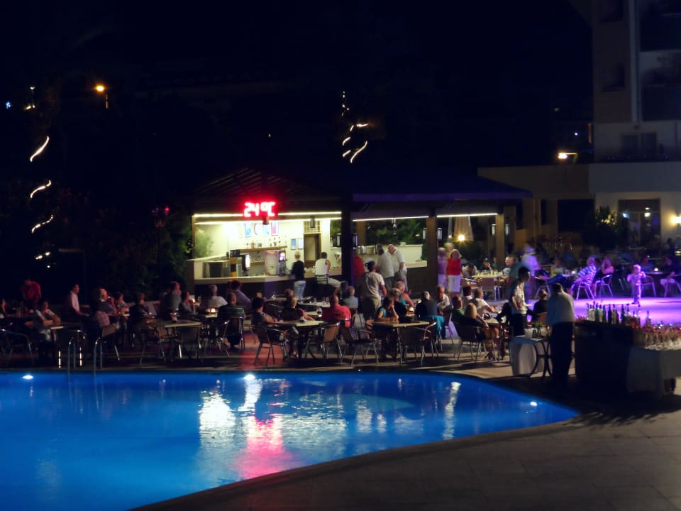 Abend an der Poolbar Side Breeze Hotel