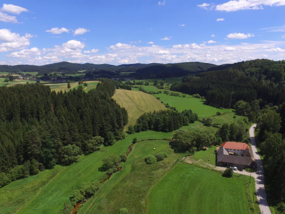 Außenansicht Grüne Wiese - Gäste-Minibungalow in der Edermühle
