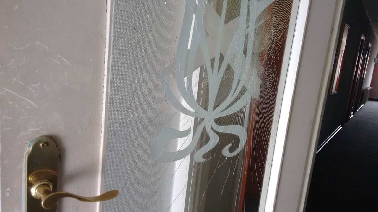 Zerschlagene Glastür im Flur Abant Hotel Frankfurt Obertshausen