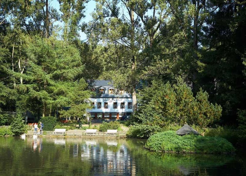 Frontansicht mit Teich Land-gut-Hotel Heidsmühle