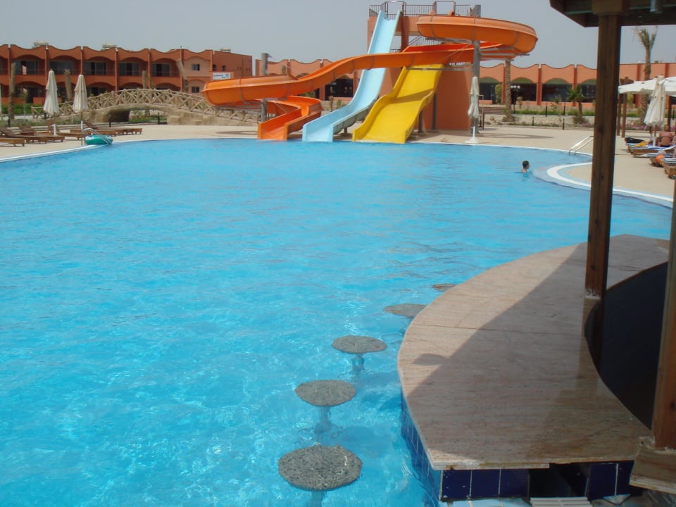 Pool mit Poolbar Three Corners Happy Life Beach Resort