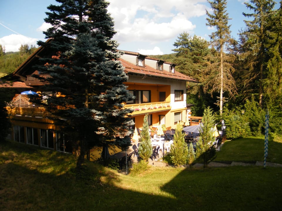 Haus 1 Seitenansicht mit Biergarten Hotel Ferien Vom Ich