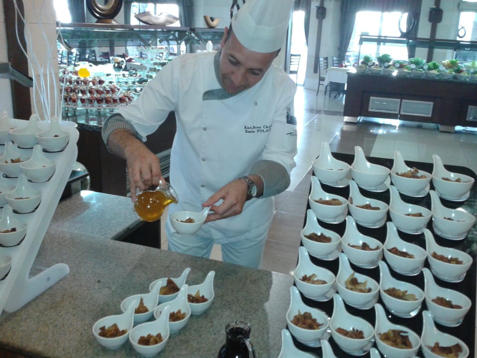 Personel service at the buffet Sherwood Exclusive Lara