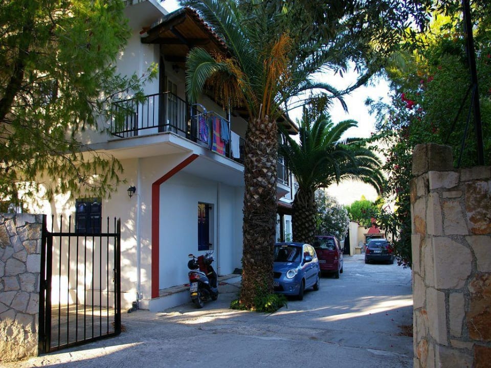 Hinterhof mit Parkplätzen Pension To Konaki