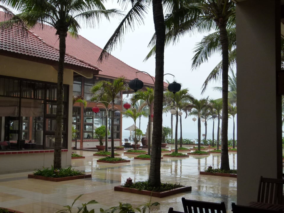 Restaurant von Außen im Regen Golden Sand Resort and Spa Hoi An
