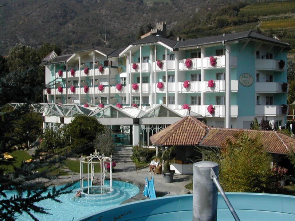 Blick von der Rutsche aufs Hotel Feldhof DolceVita Resort