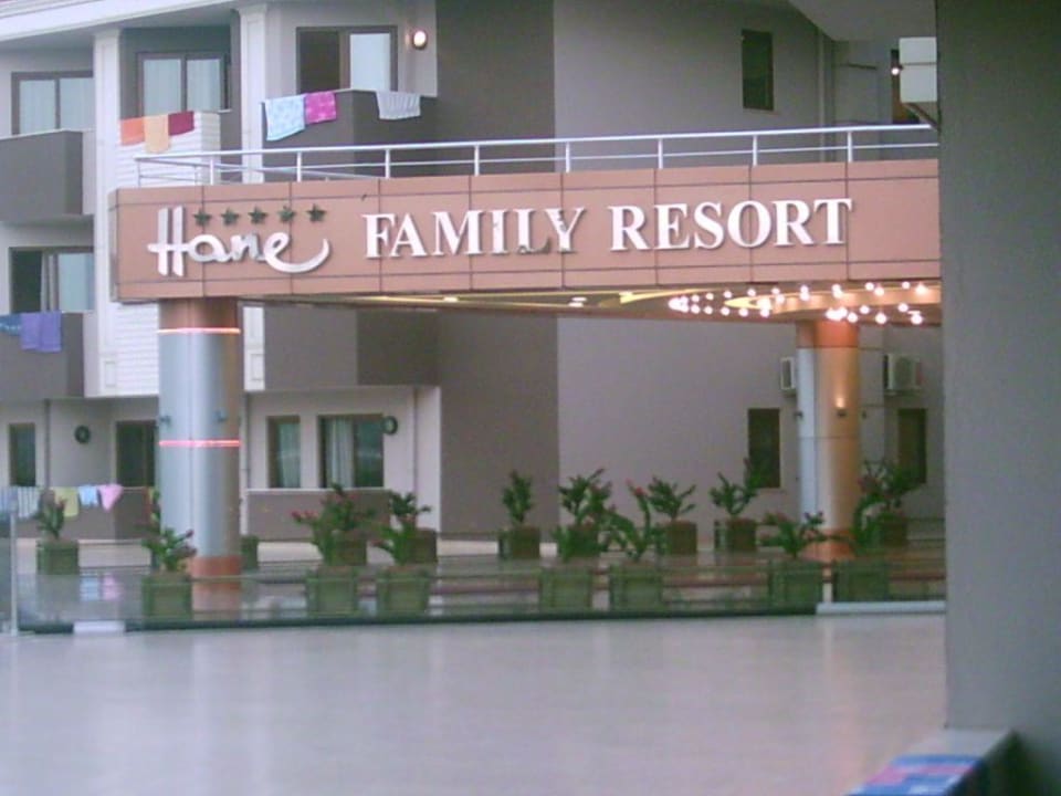 Eingang Hane Family Hane Family Resort