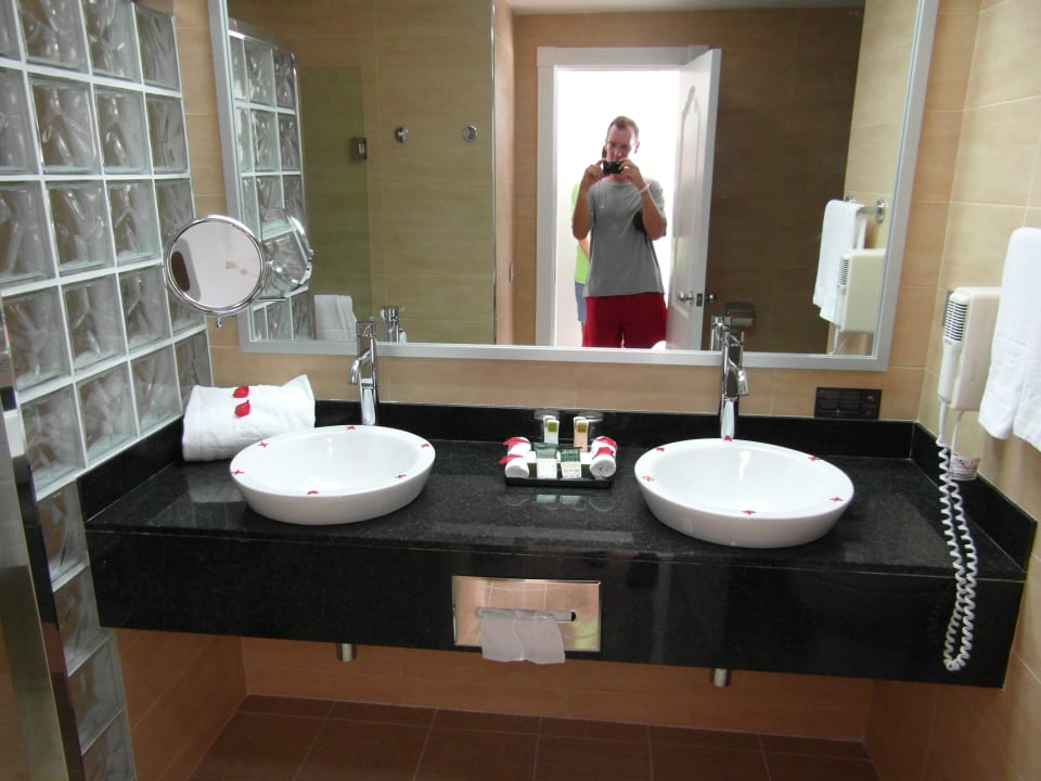 Badezimmer (links geht es in die Dusche) Hotel Riu Palace Macao - Adults only