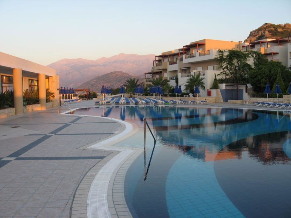 Traumhafter abendlicher Poolblick Grand Hotel Holiday Resort