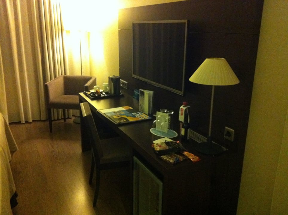 TV und Minibar NH Berlin Kurfürstendamm