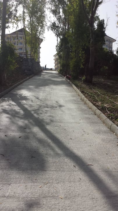 Weg zur Badeplattform Ramada Resort Kusadasi & Golf