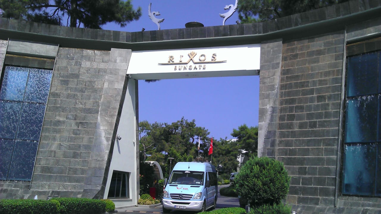 Einfahrt Rixos Sungate
