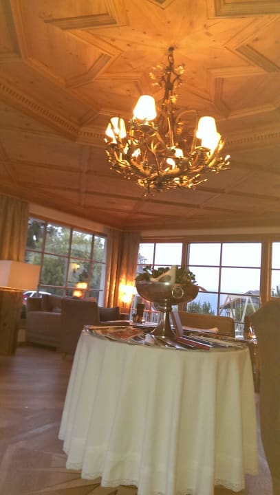 Mitten im Kaminzimmer Hotel Chalet Mirabell