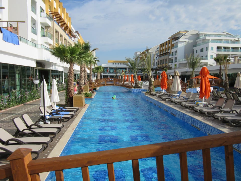 Вид на отель и бассейн Port Nature Luxury Resort & Spa