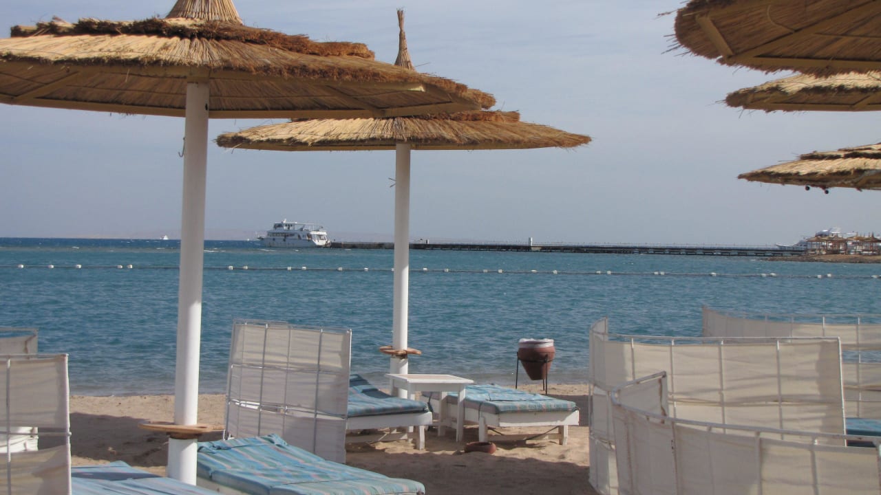Genügend Liegen und Schirme vorhanden Pickalbatros Dana Beach Resort - Hurghada