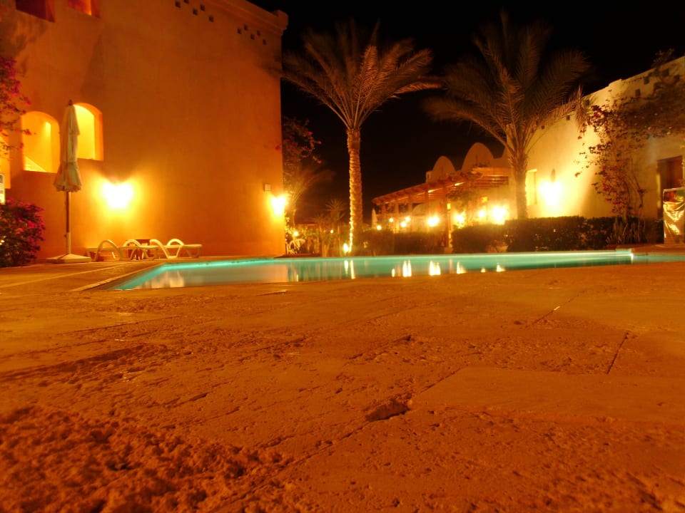 Pool vor dem Hotel bei Nacht Ali Pasha Hotel
