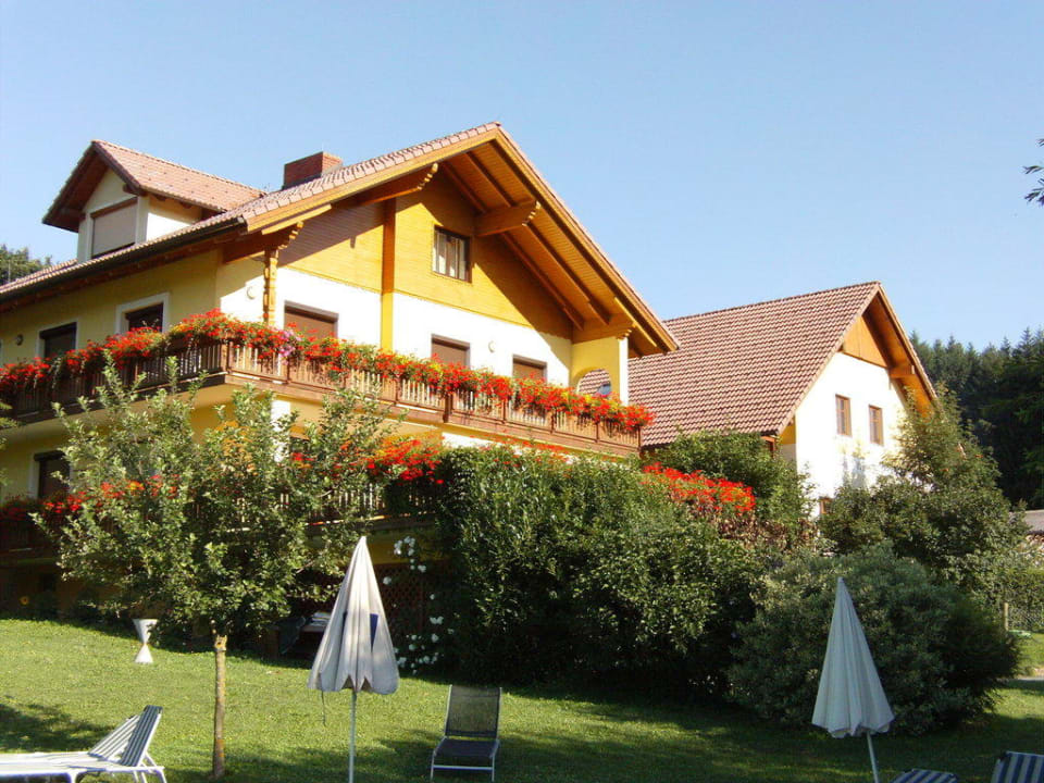 Außenansicht vom Garten Brennerei- und Wellnesshotel Lagler
