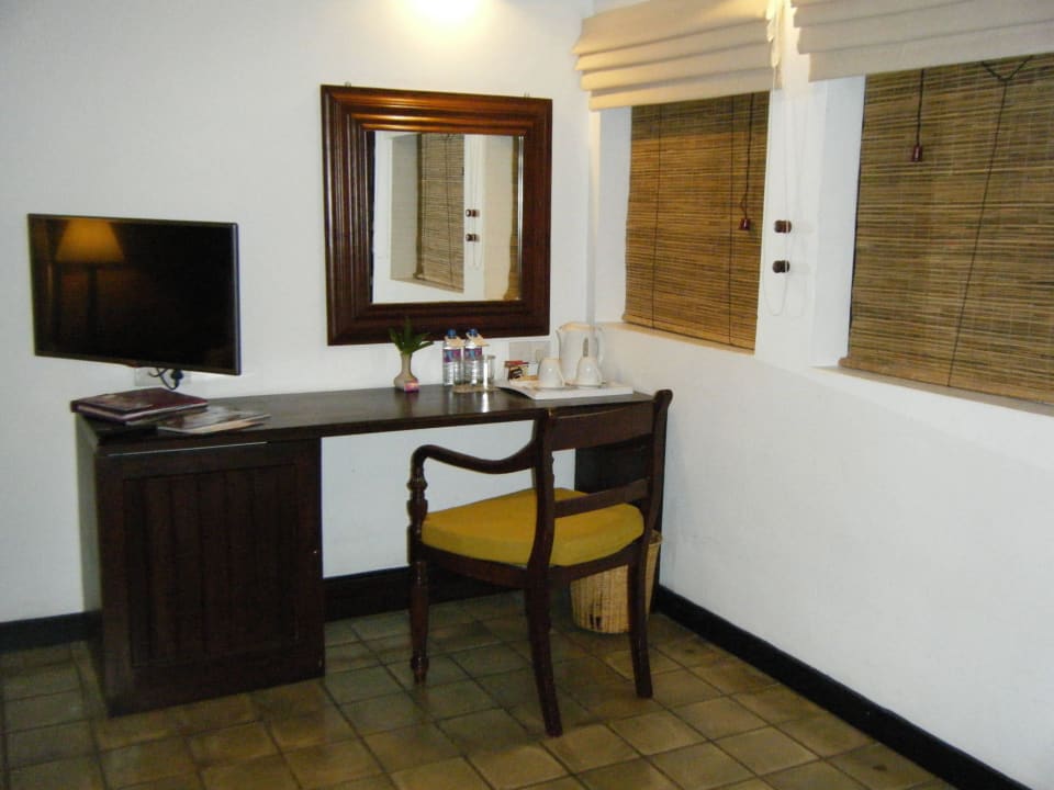 Schreibtisch mit Sat-TV Habarana Village by Cinnamon