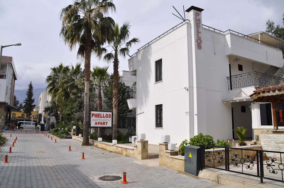 Binanın yoldan görünüşü Kemer Suites