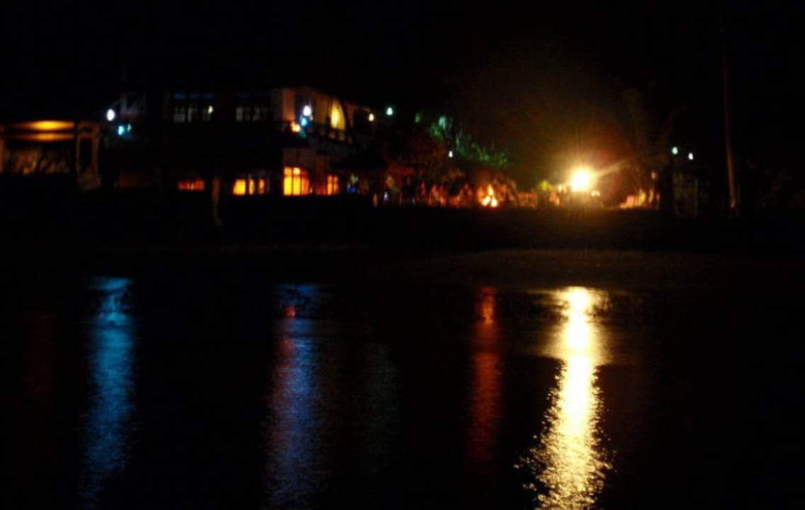 Blick vom Meer auf Pantai Mas bei Nacht Pantai Mas Spiritual & Learning Center