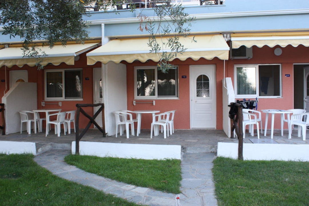 Studios von außen Mendi Hotel