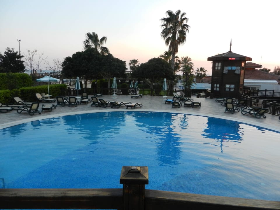 Blick vom Hotel auf den Pool Seher Resort & Spa
