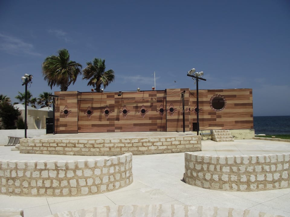 Sitze vor der Animationsbühne Alassio Hotel and Thalasso