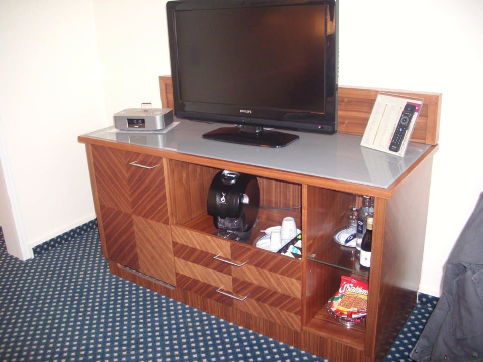 Großer Flachbild TV mit Minibar Mercure Parkhotel Krefelder Hof
