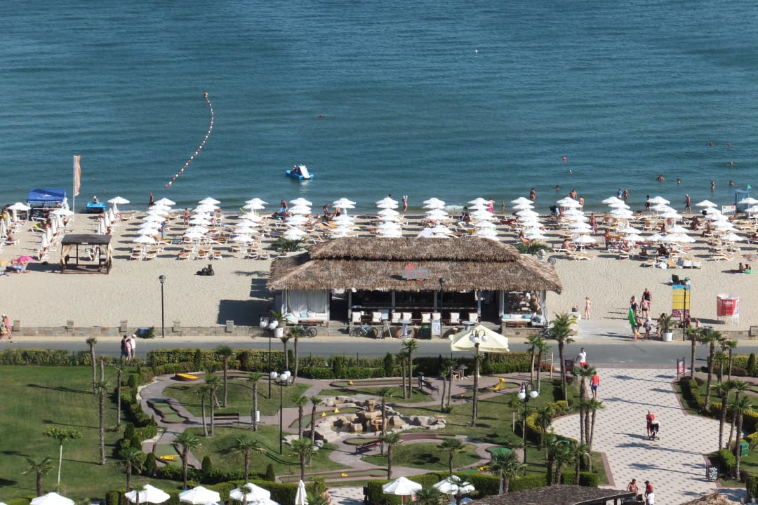 Blick vom Balkon auf den Strand und eine Strandbar DIT Majestic Beach Resort