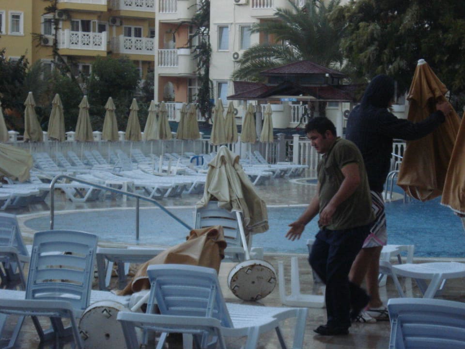 Personal beim aufräumen Hotel Club Paradiso