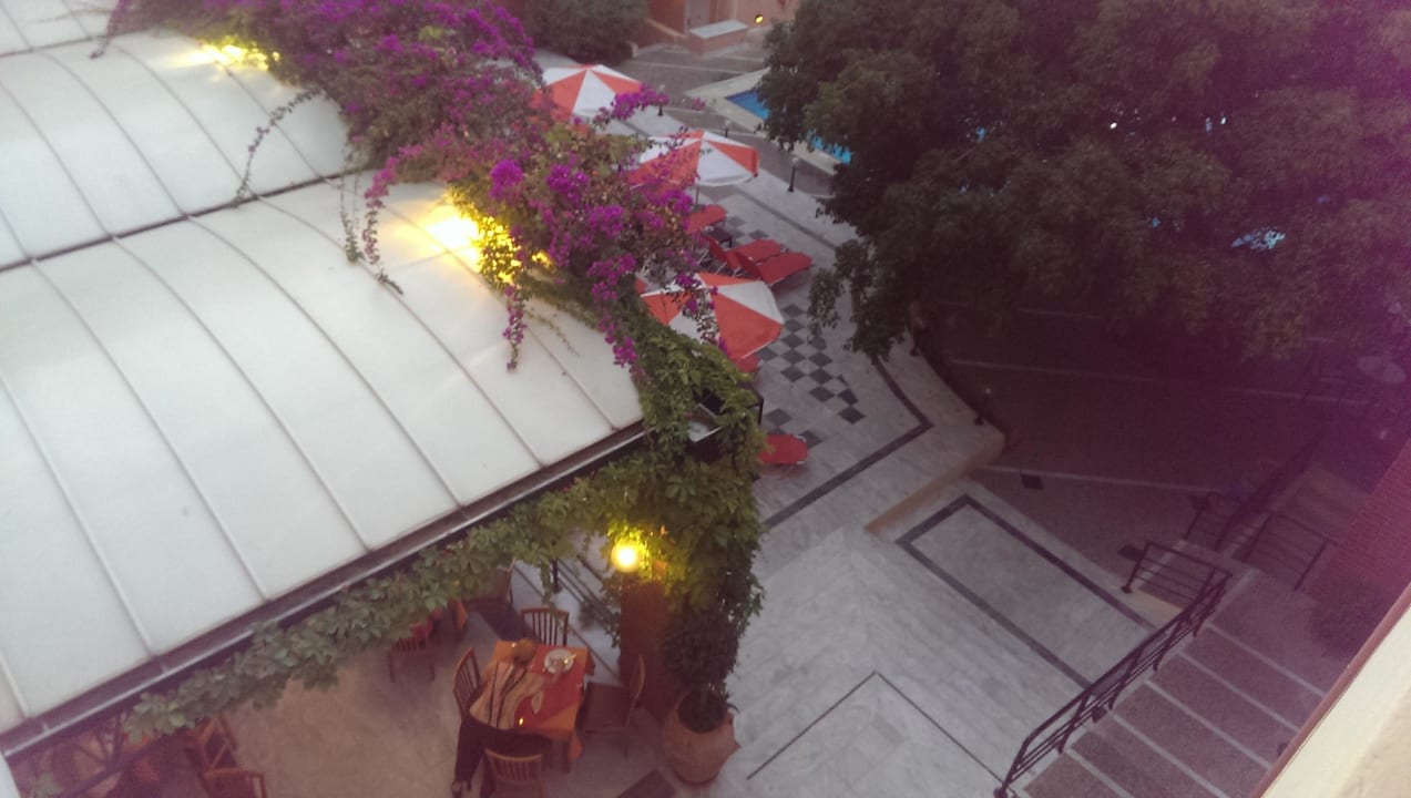 Blick auf Terrasse Atrium Ambiance Hotel