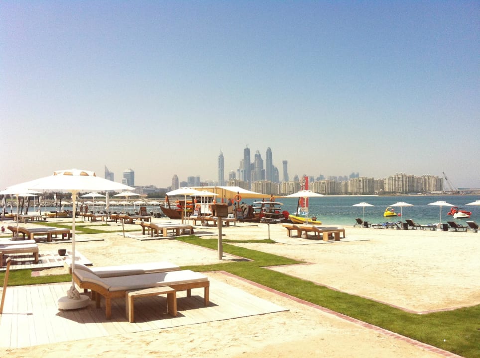 Strand mit Blick auf die Skyline Marina Rixos The Palm Hotel & Suites
