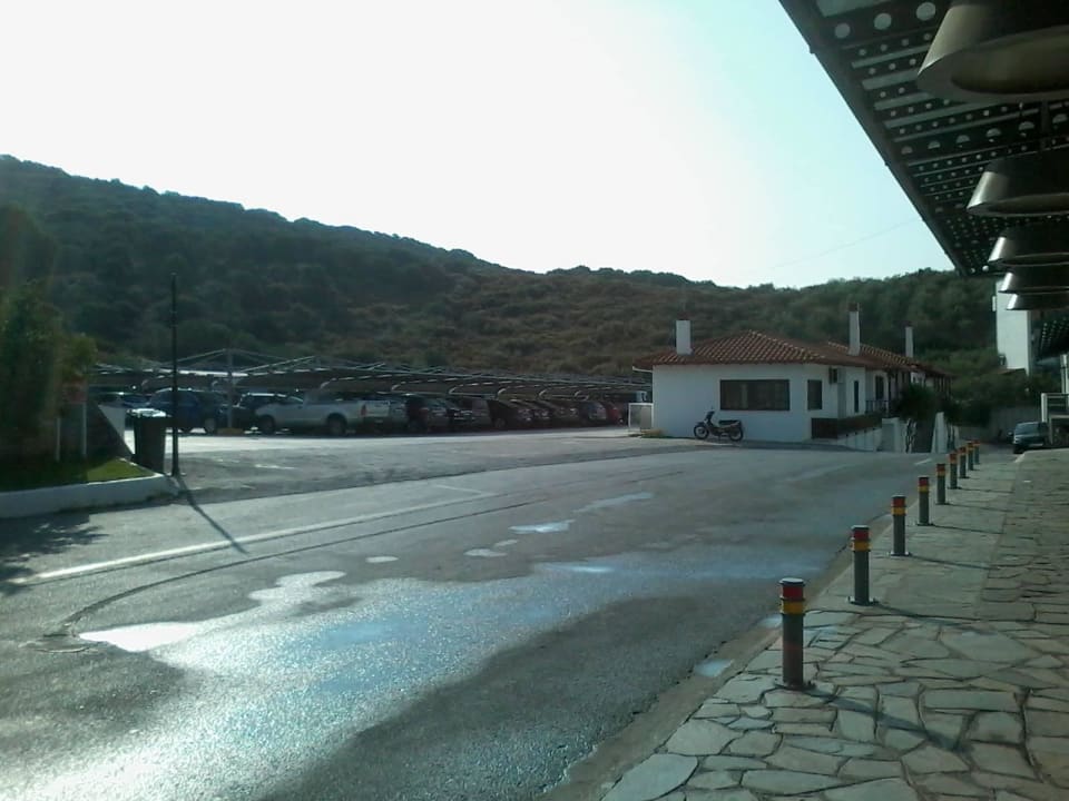 Blick zu den Parkplätzen Akrathos Beach Hotel