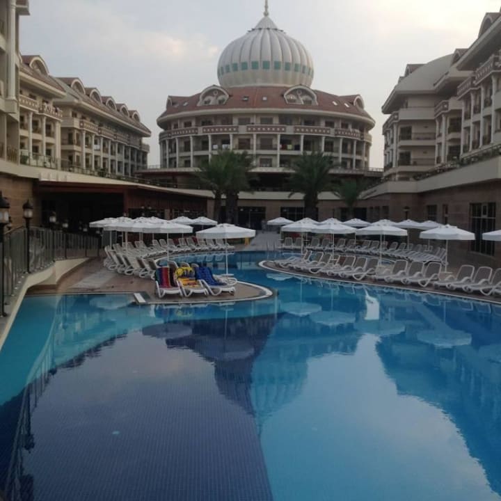 Pool Richtung Hotel Kirman Belazur Resort & Spa