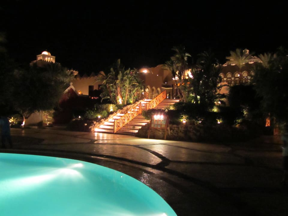 Auf dem Weg zur Lobby - dahinter der Aussichtsturm Grand Makadi