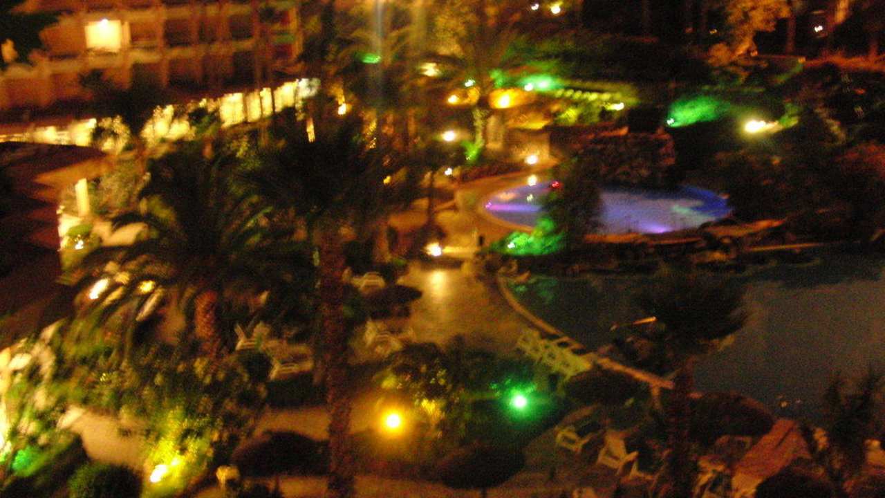 Hotelrückseite bei Nacht Hotel Puerto Palace