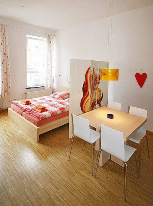 Hauptraum mit Doppelbett, Küche und Esstisch Agentur am Fischmarkt Apartment Style