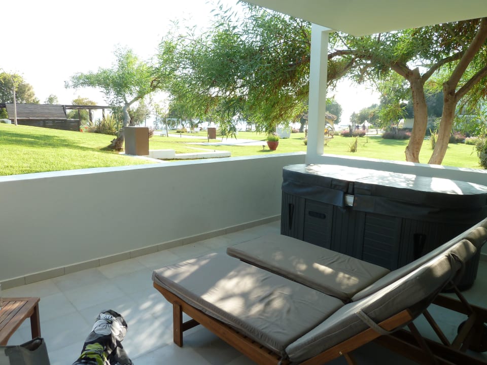 Whirlpool auf der Terrasse TUI BLUE Oceanis Beach and Spa Resort