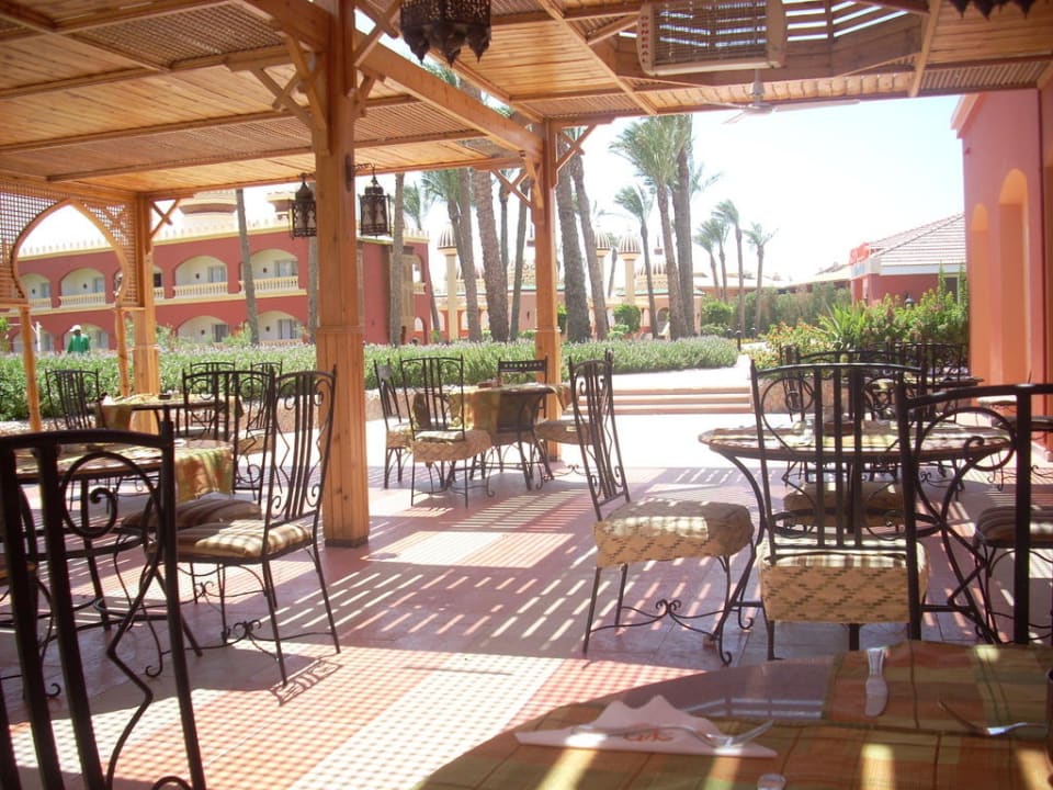 Tische vorm Cafe du Roi Restaurant Pickalbatros Alf Leila Wa Leila Resort - Neverland Hurghada