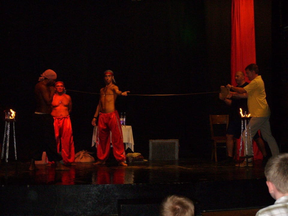 Fakir Show mit Momo Royal Atlantis Beach Hotel