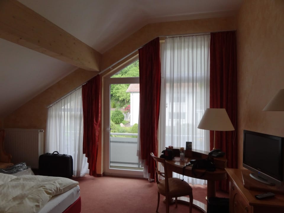 Blick auf Balkon u. gegenüberliegende Straßenseite Hotel Tannenhof