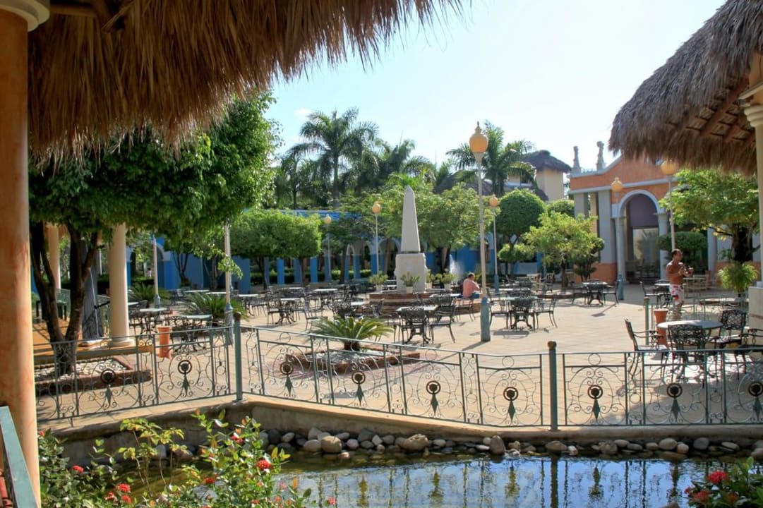 Patio zum abendlichen gemütlichen Sitzen Iberostar Waves Costa Dorada