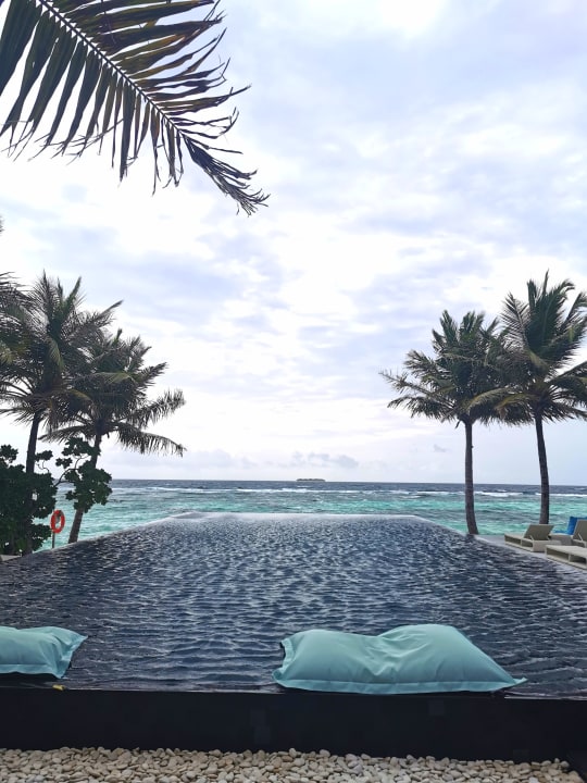Pool Kuredhivaru Resort and Spa, Maldives