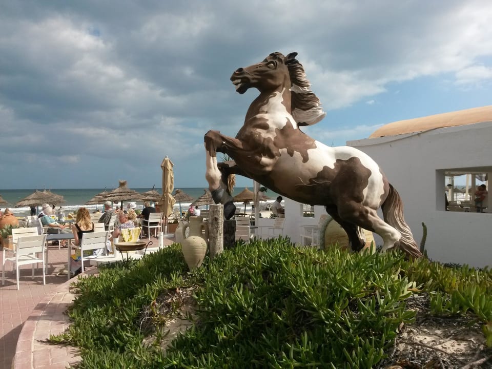 Weg zum Strand mit Strandbar El Ksar Resort & Thalasso